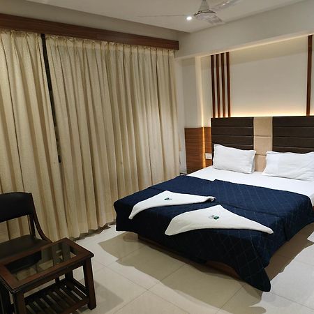 Hotel Sahyog & Rooms Surat Bagian luar foto