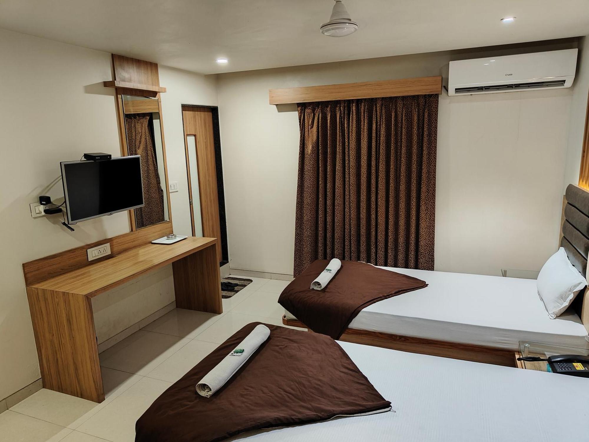 Hotel Sahyog & Rooms Surat Bagian luar foto