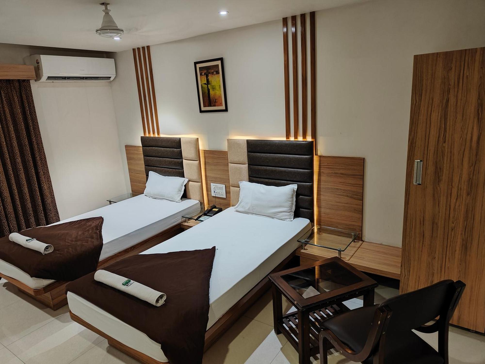 Hotel Sahyog & Rooms Surat Bagian luar foto