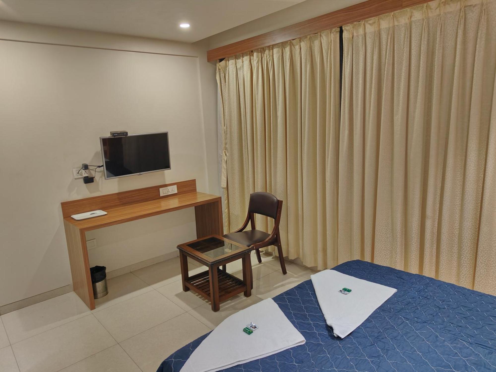 Hotel Sahyog & Rooms Surat Bagian luar foto