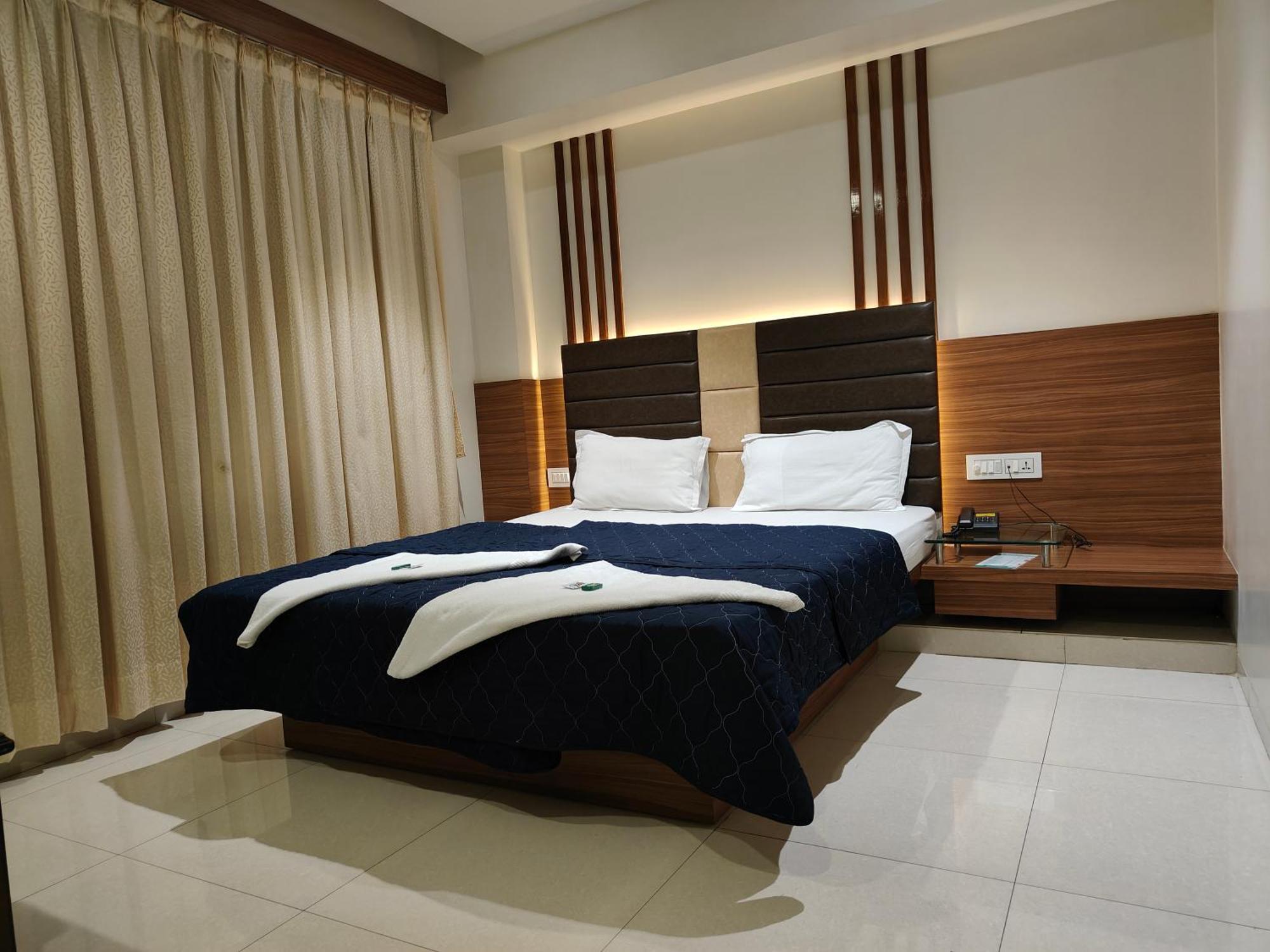 Hotel Sahyog & Rooms Surat Bagian luar foto