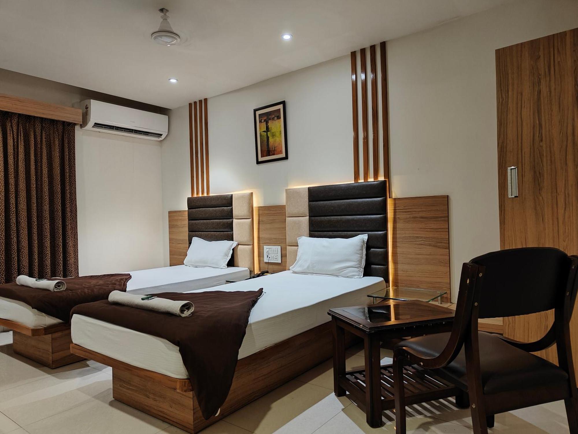Hotel Sahyog & Rooms Surat Bagian luar foto