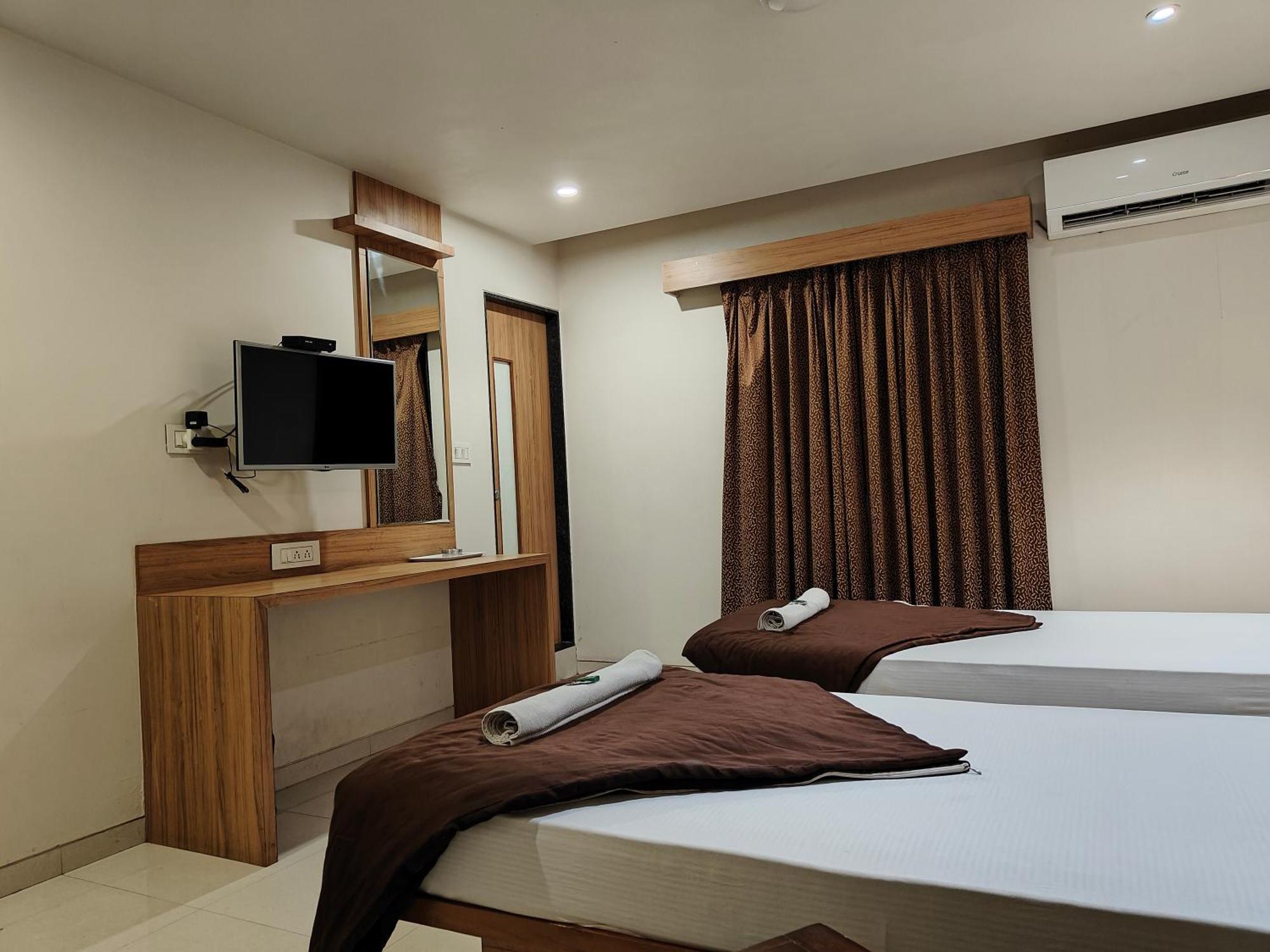 Hotel Sahyog & Rooms Surat Bagian luar foto