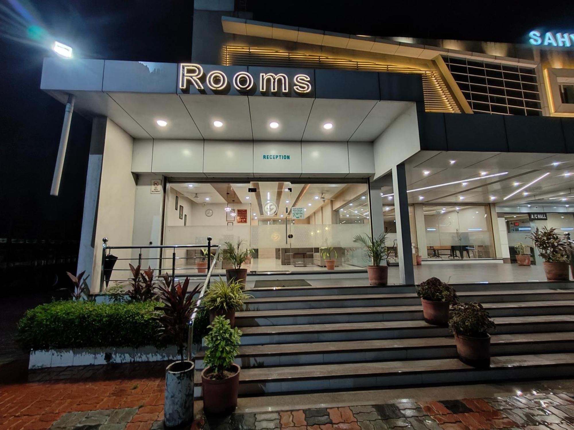 Hotel Sahyog & Rooms Surat Bagian luar foto