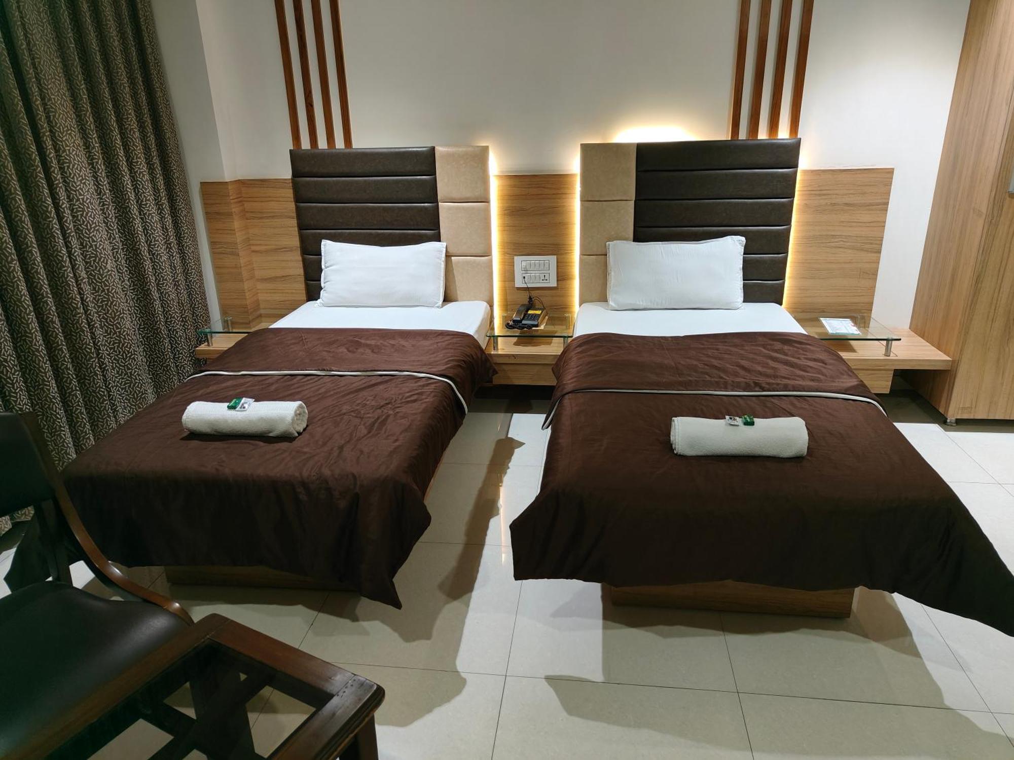 Hotel Sahyog & Rooms Surat Bagian luar foto