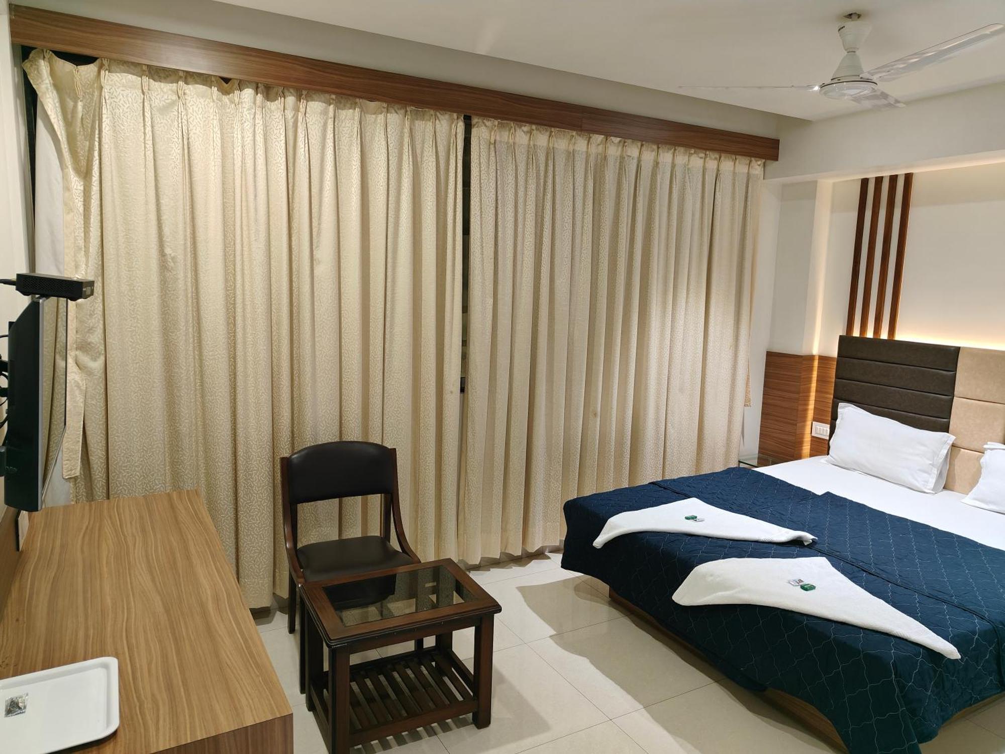 Hotel Sahyog & Rooms Surat Bagian luar foto