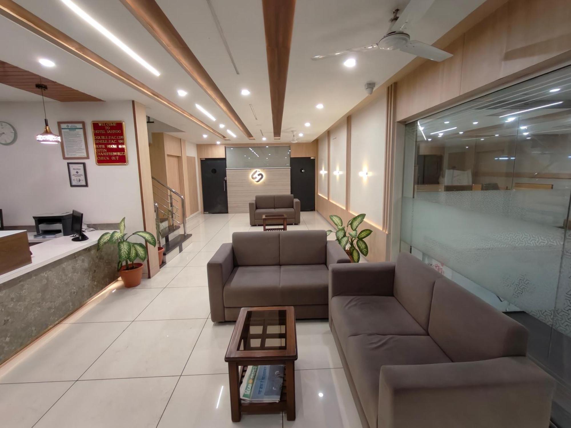 Hotel Sahyog & Rooms Surat Bagian luar foto